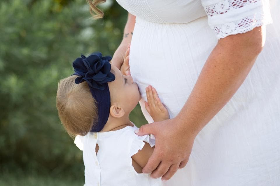 Cette mère annonce qu’elle est enceinte aux funérailles de son mari