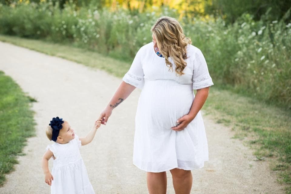 Cette mère annonce qu’elle est enceinte aux funérailles de son mari