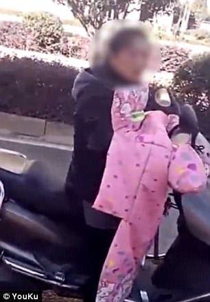 Cette mère attache son fils derrière un scooter et le traîne pour lui apprendre une leçon