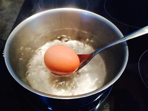 Casserole avec des œufs dans de l'eau froide sur une cuisinière
