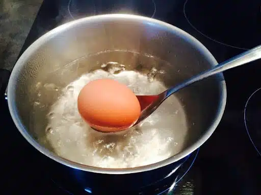 Œufs dans une casserole remplie d'eau