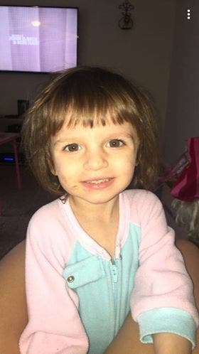 Des parents laissent leur enfant de 3 ans seule avec la baby-sitter