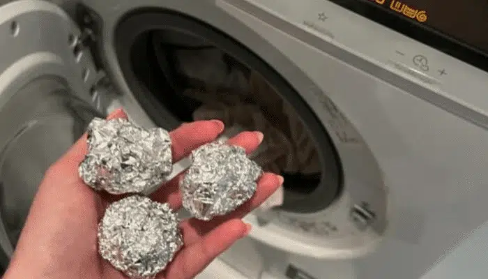 Illustration de boules d'aluminium dans une machine à laver