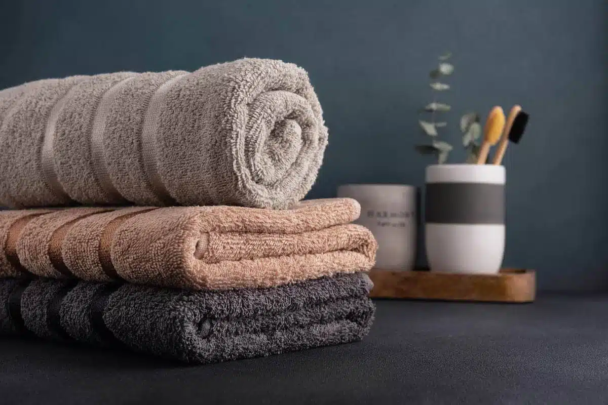 Détail des bordures renforcées d'une serviette de bain
