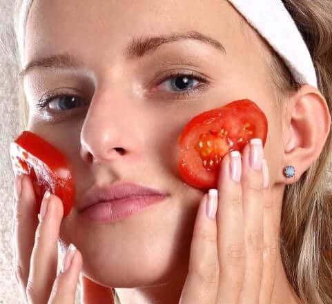 Tomates coupées en morceaux sur une planche en bois