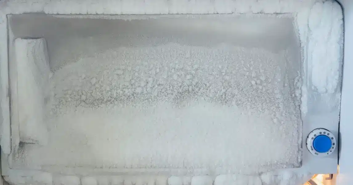 Congélateur avec couche de givre épaisse