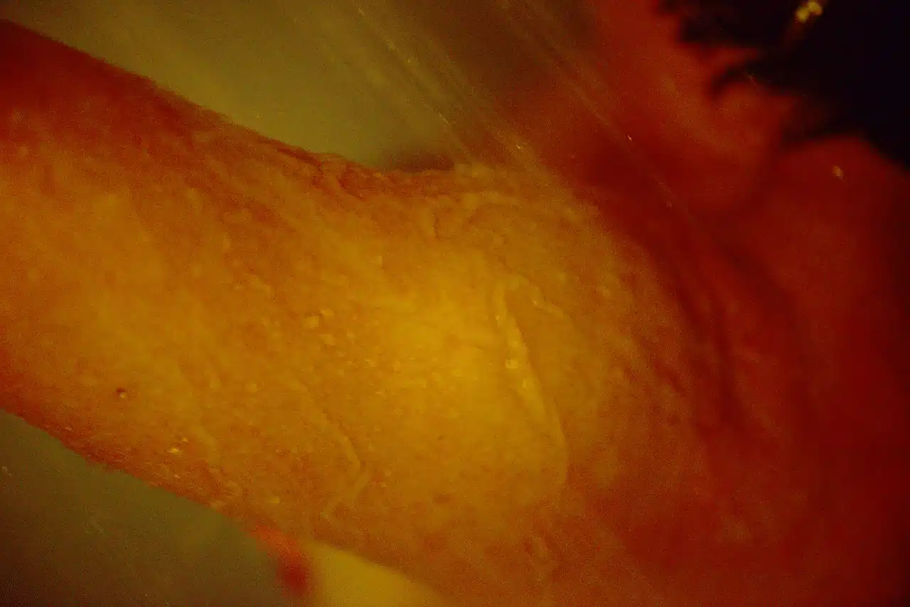 Épaule d'une femme sous l'eau de la douche