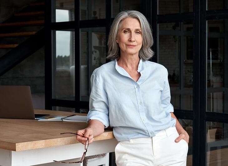 Femme âgée à l’apparence stylée 
