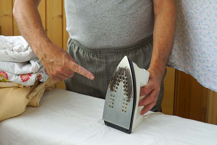 Fer à repasser avec des traces noires sur la semelle