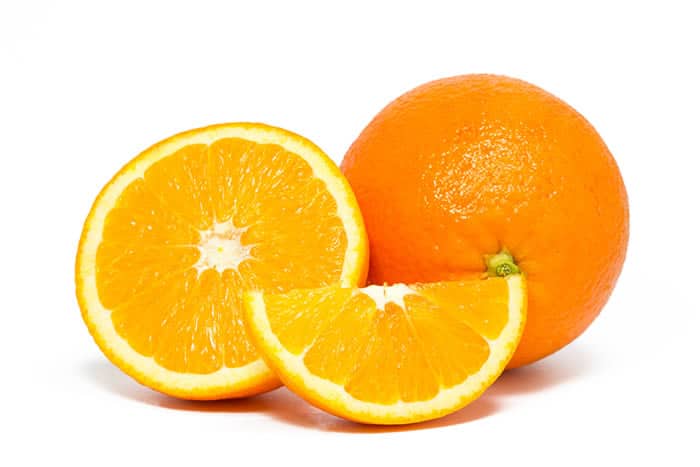 Oranges juteuses coupées en deux