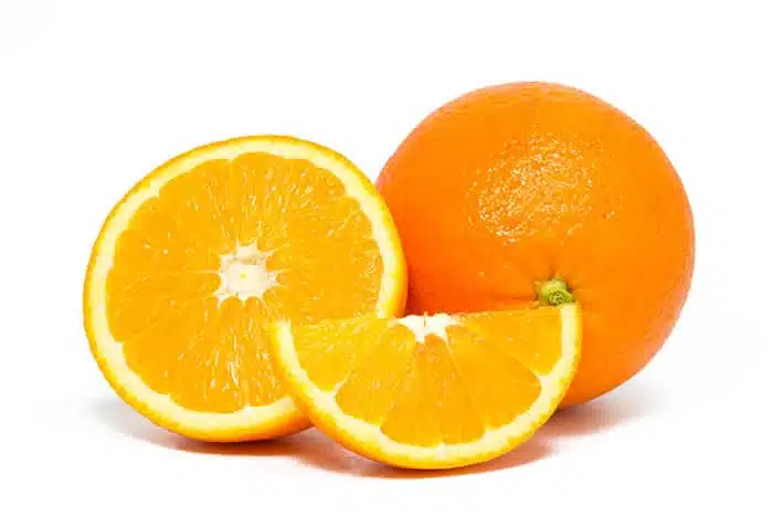 Oranges juteuses coupées en deux