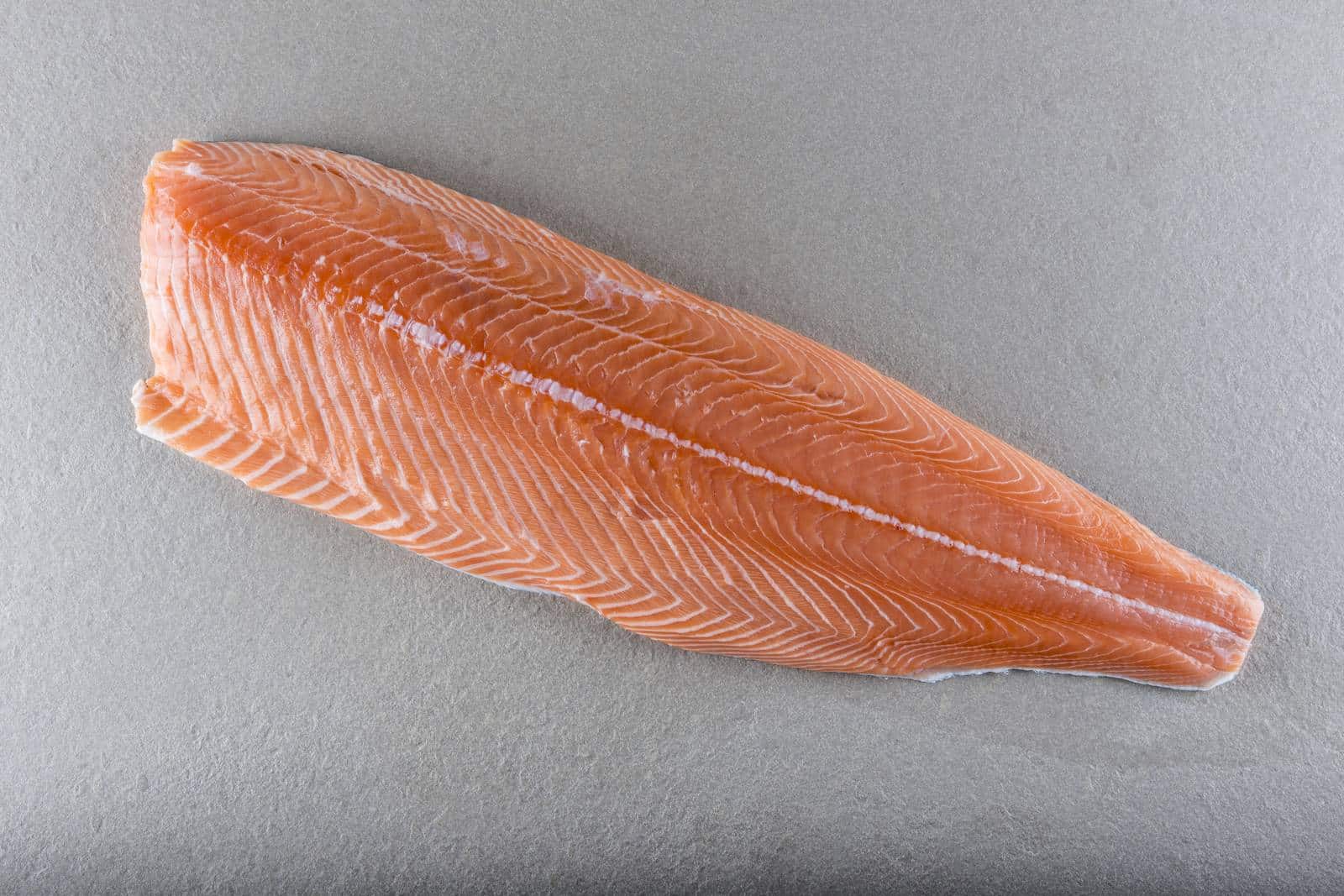 Inspection de poisson en cuisine professionnelle