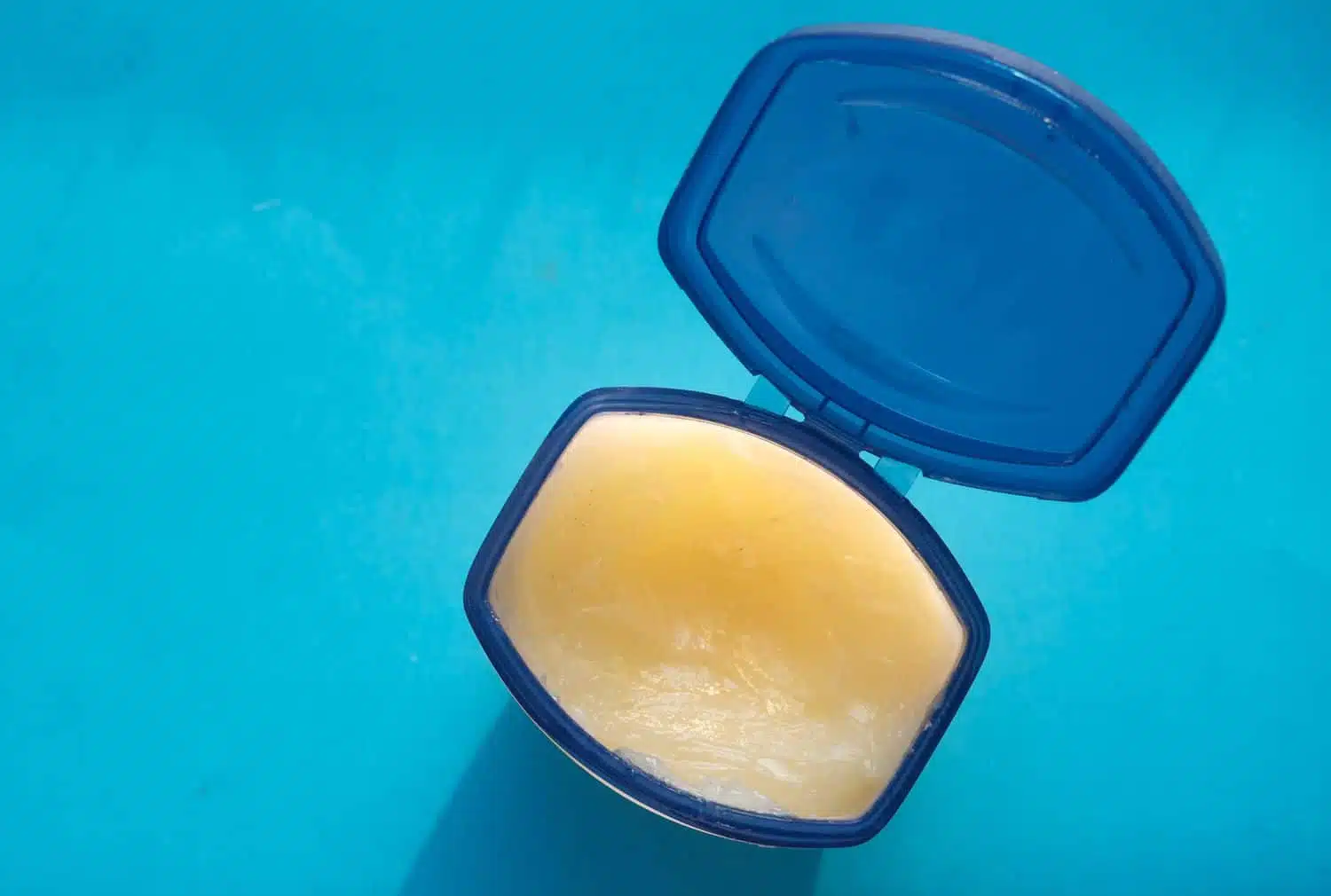 Détail d'une application de vaseline sur la peau