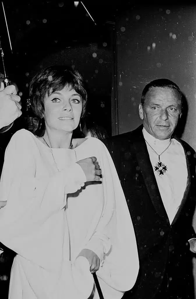 Jacqueline Bisset souriante et naturelle