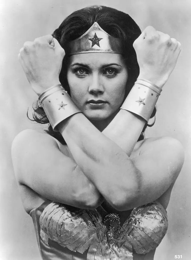 Lynda Carter dans le costume de Wonder Woman, pose héroïque