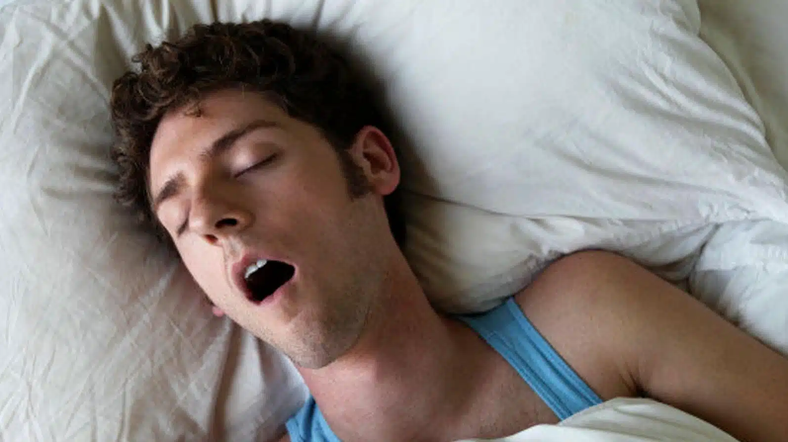 Homme dormant sur le dos bouche ouverte