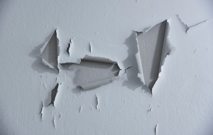 Mur avec traces de moisissures