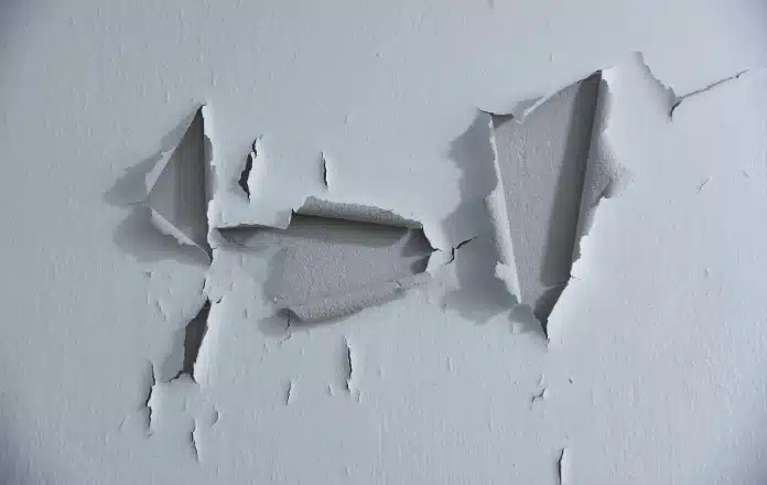 Mur avec traces de moisissures