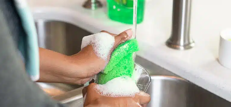Personne en train de faire la vaisselle à la main