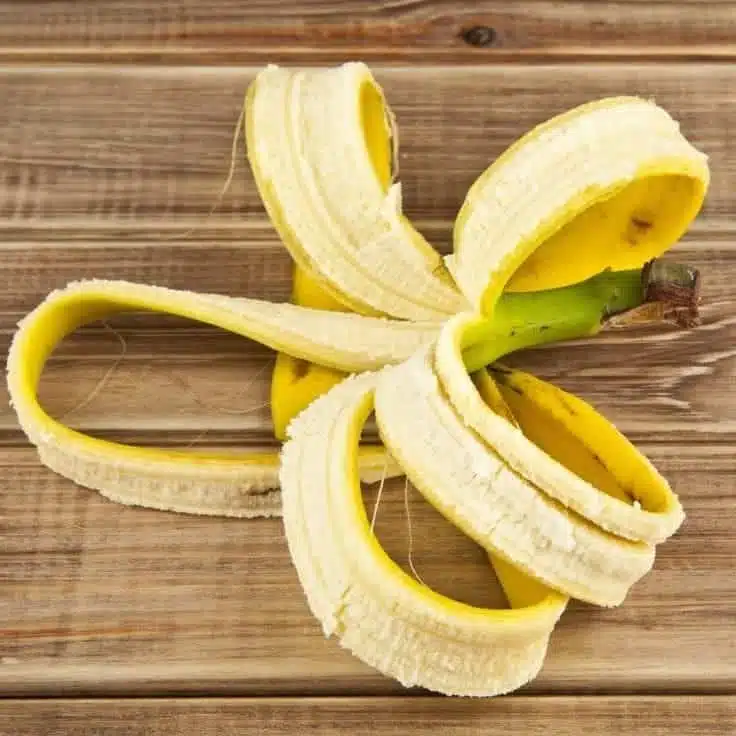 Peau de banane appliquée sur le visage