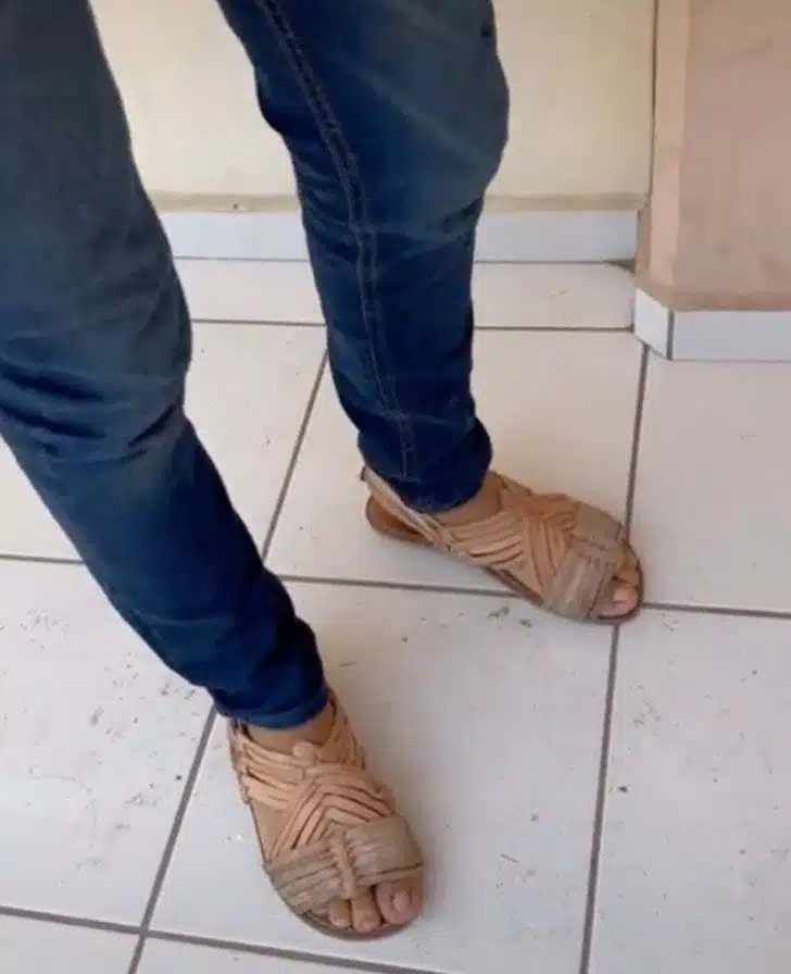 Jorge portant des sandales à l’école