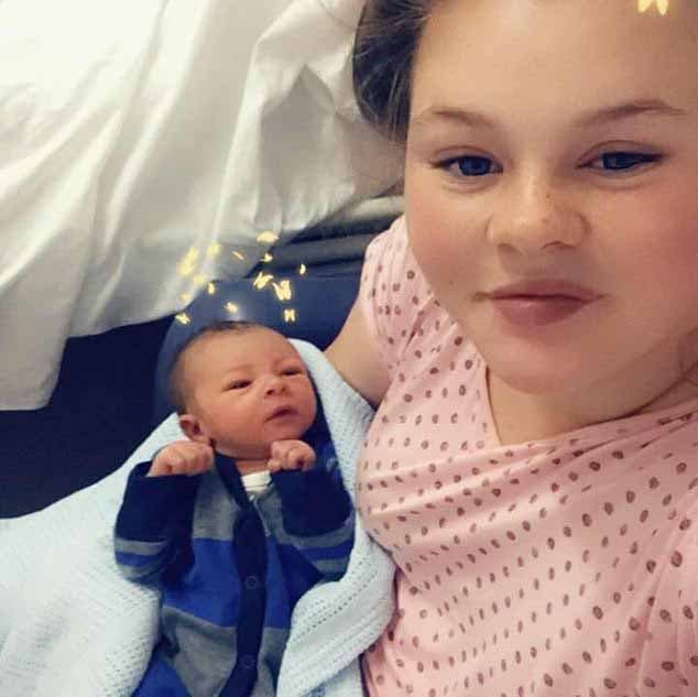 La fille de Celle Healey et sa petite fille