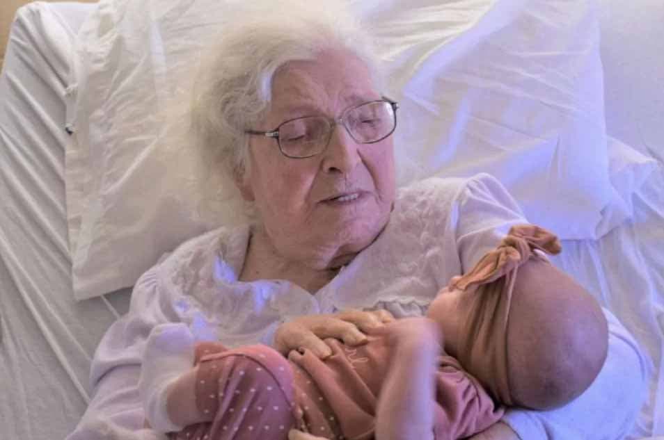 La grand-mère et son arrière-arrière-petite-fille