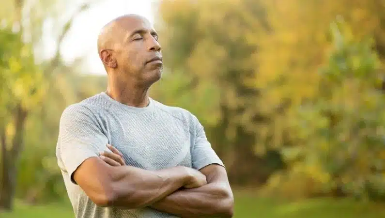 Homme mature réfléchissant