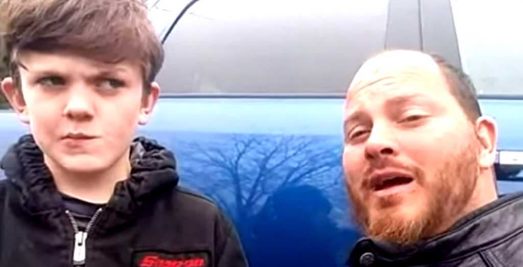 Le garçon intimide les élèves de sa classe dans le bus scolaire
