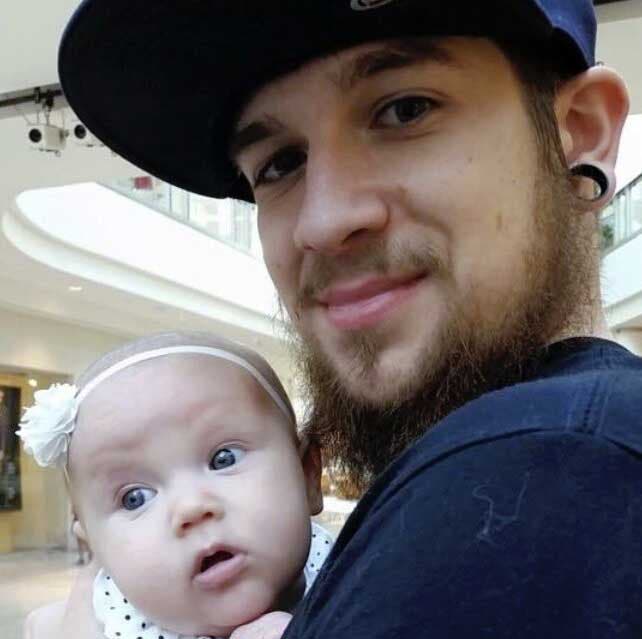 Le jeune papa avec sa fille