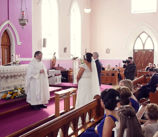 Le mariage est interrompu par une voix dans les bancs