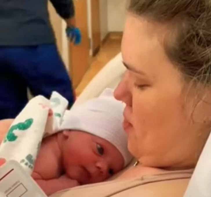 Le nouveau-né dans les bras de sa ma maman