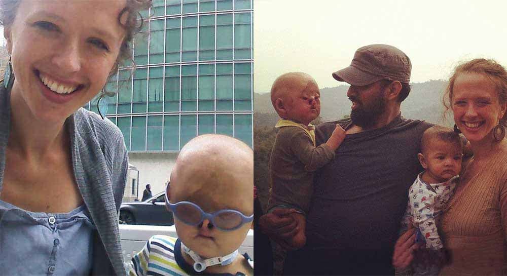 Le petit bébé avec sa nouvelle famille adoptive