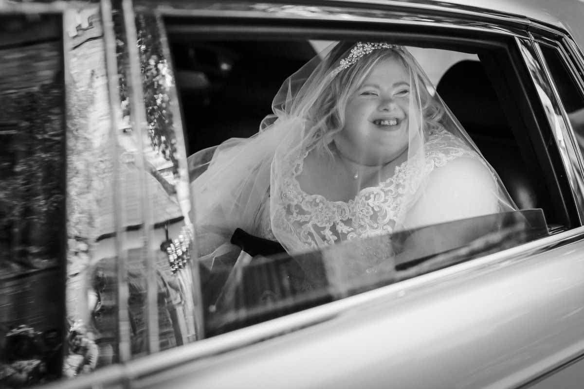 Leah portant une robe blanche