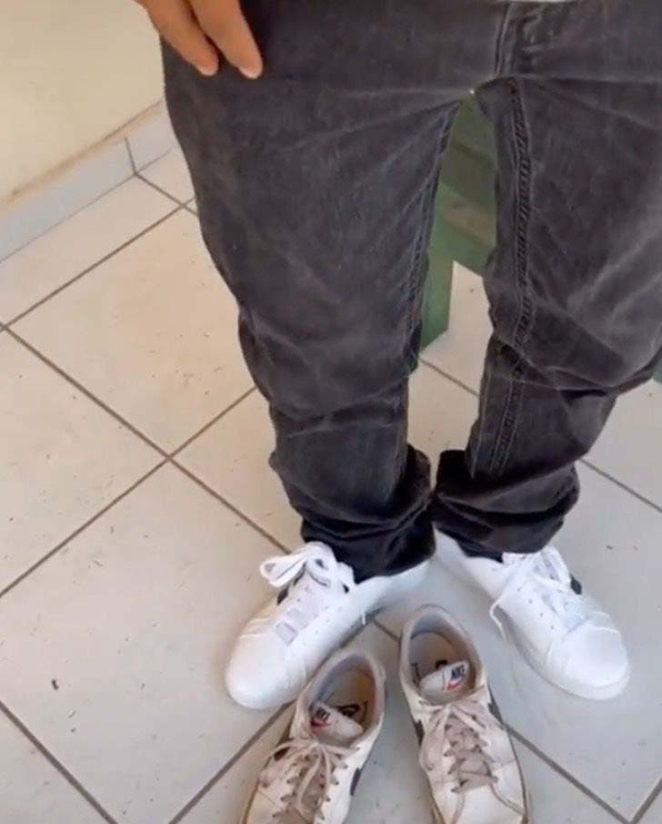 L’élève qui a été ridiculisé essaie ses nouvelles chaussures