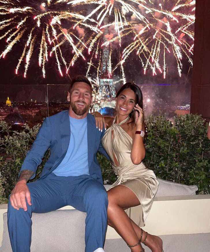 Leo Messi et Antonella Roccuzzo et des feux d’artifice en arrière plan