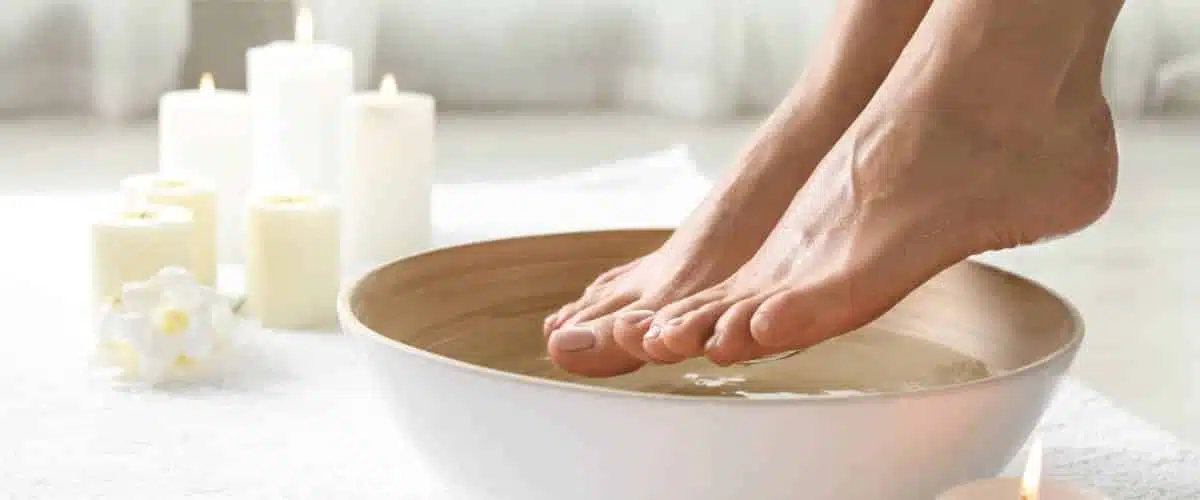 Préparation d'un bain de pieds relaxant