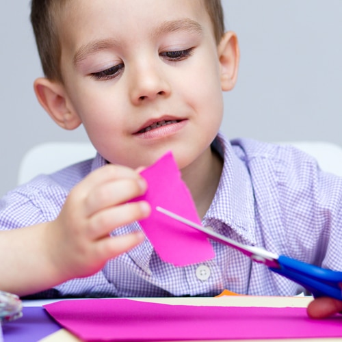 Ciseaux spécialement conçus pour la main gauche, posés sur une table