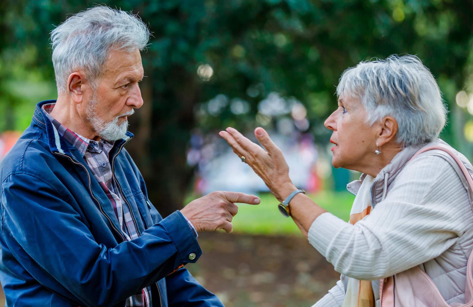 Photo d'un couple âgé marchant main dans la main, évoquant la sérénité