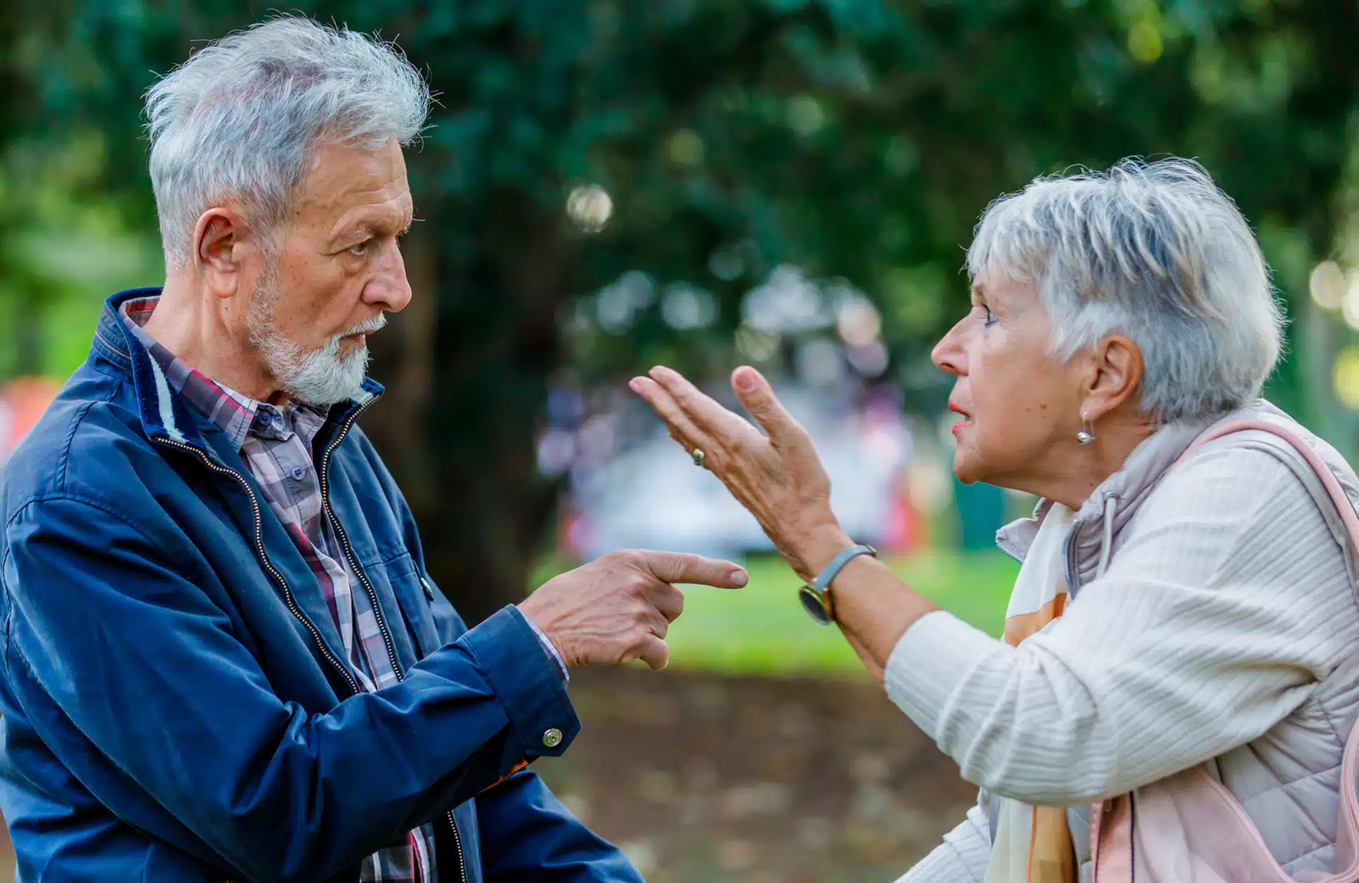 Photo d'un couple âgé marchant main dans la main, évoquant la sérénité