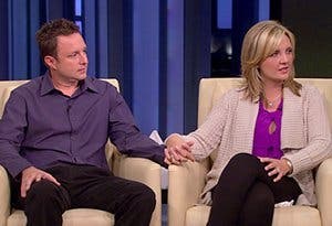 Les parents serrent leurs 3 enfants morts sur leurs genoux