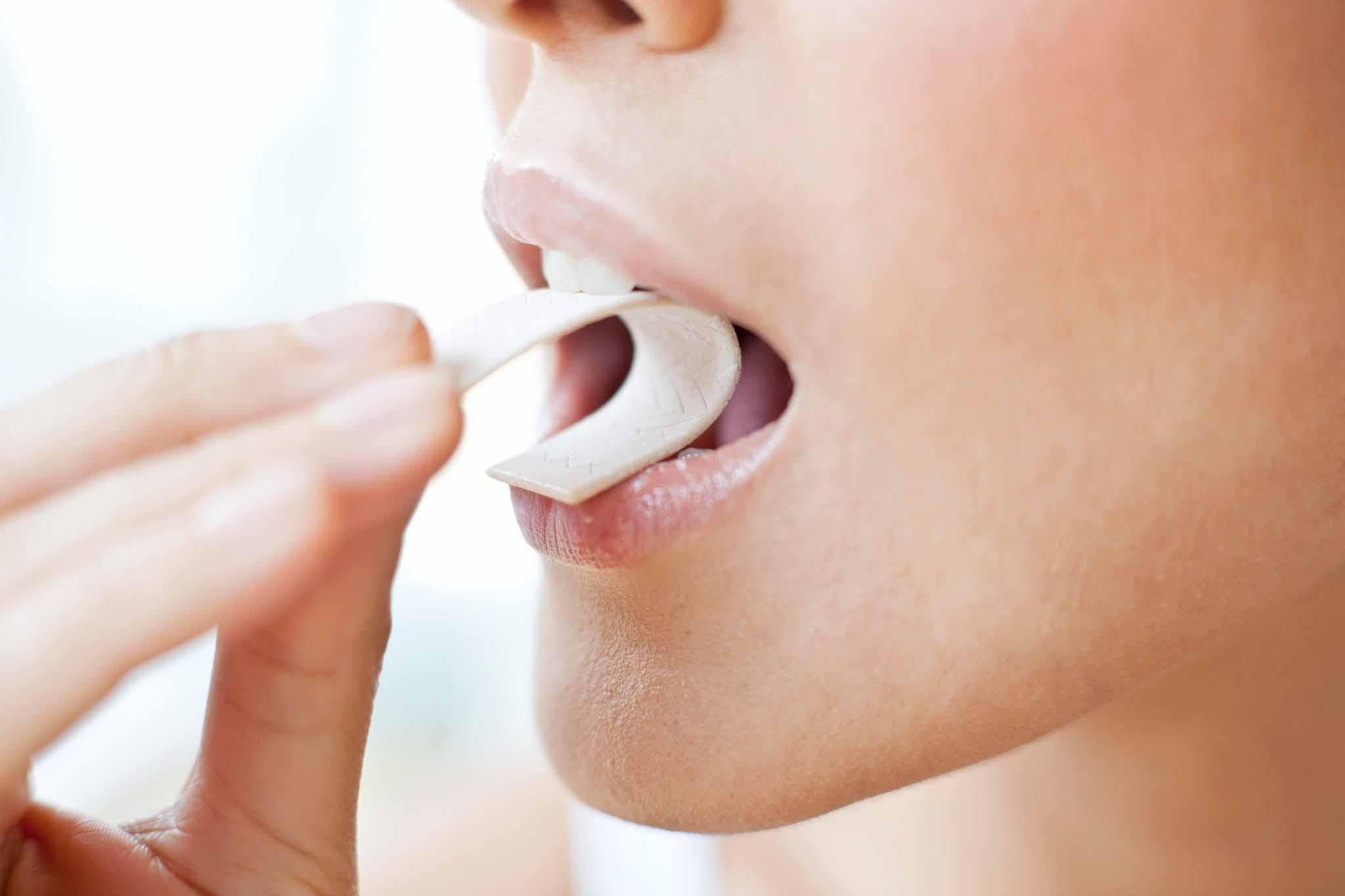 Mâcher du chewing-gum