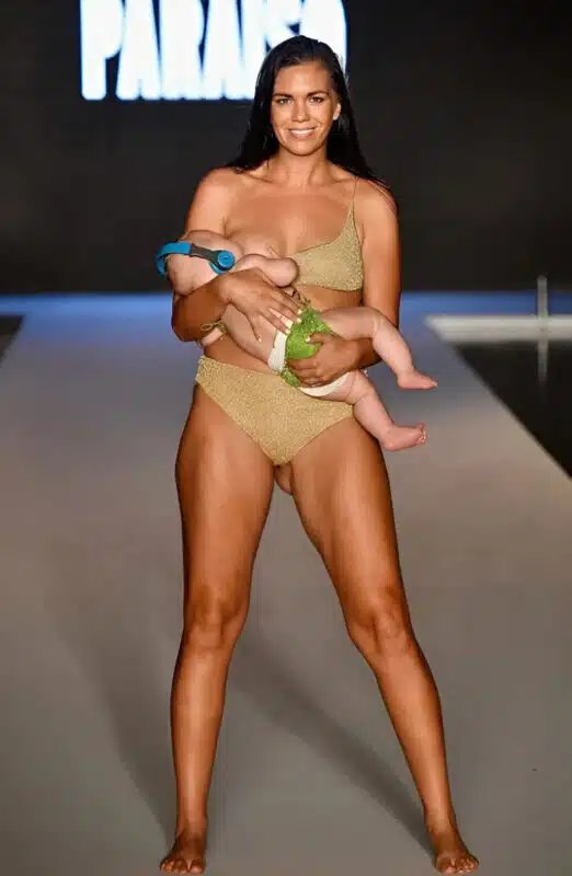 Mara Martin souriante avec son bébé