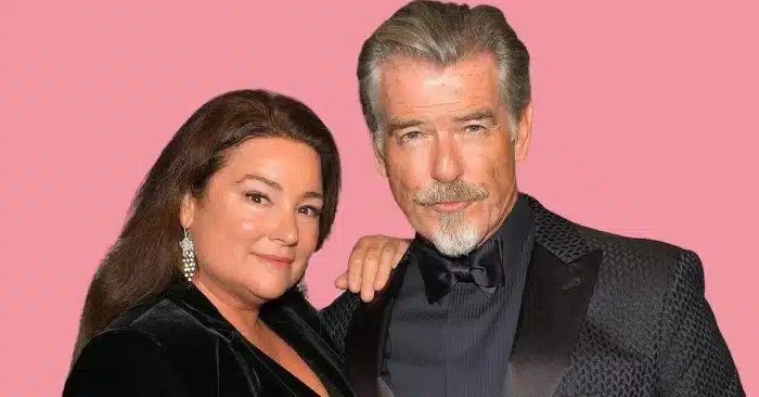 Pierce Brosnan et Keely Shaye Smith souriants lors d'un événement public