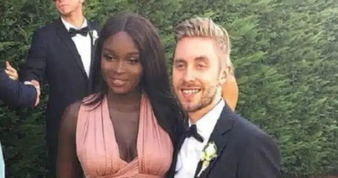 Le couple partageant un moment complice