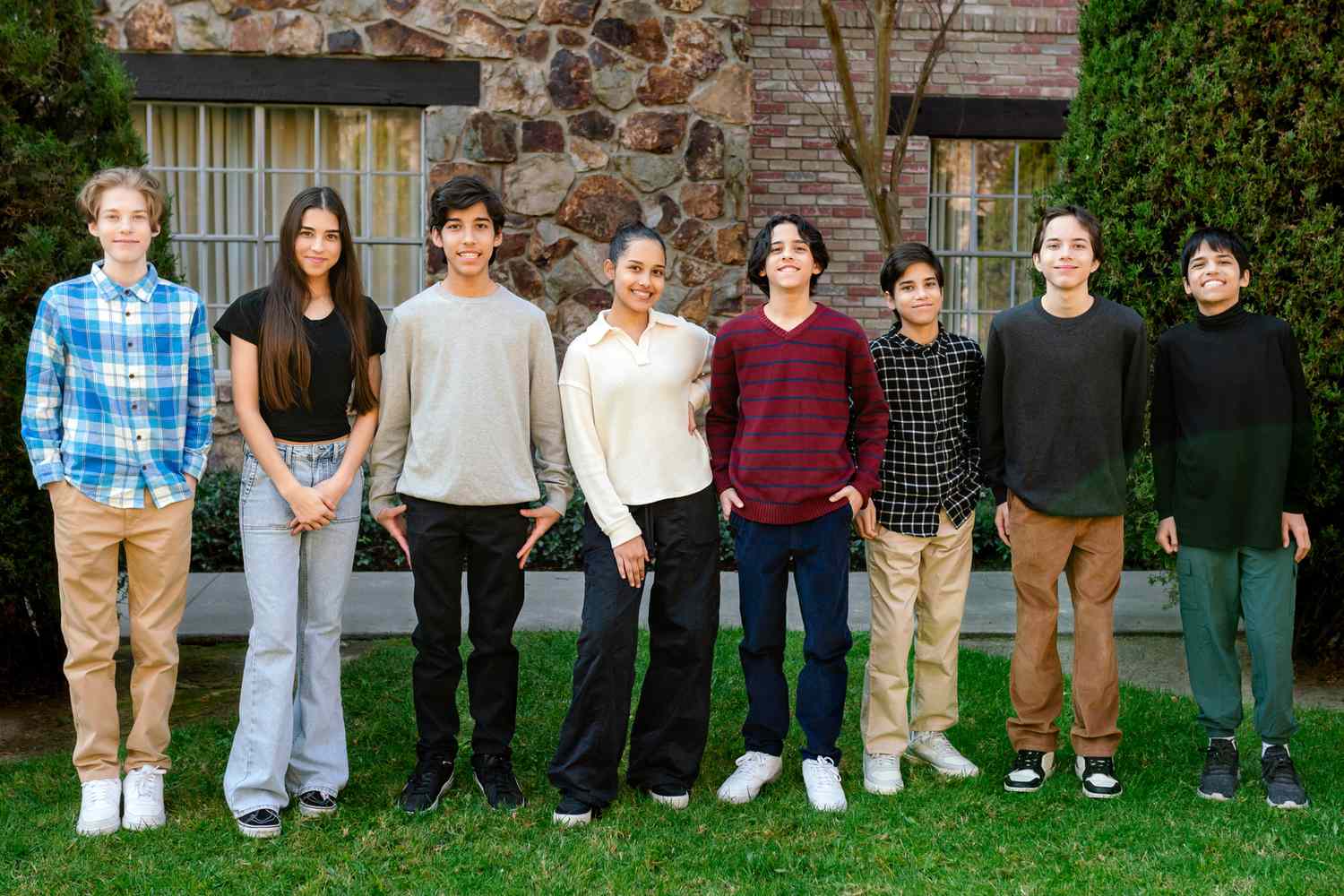 Les octuplés, aujourd'hui adolescents, posant avec leur mère