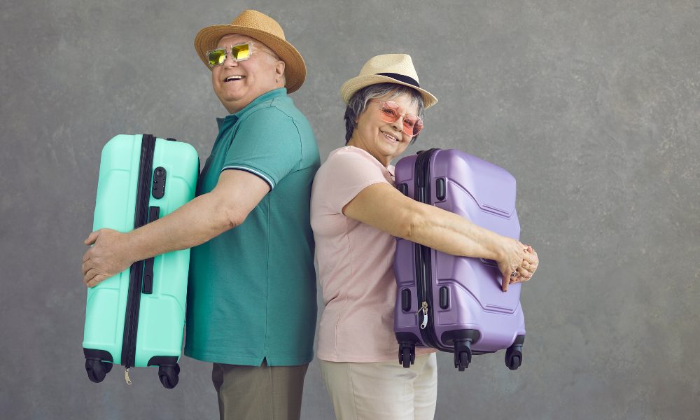 Couple de seniors heureux et détendu profitant d'un paysage lors d'un voyage