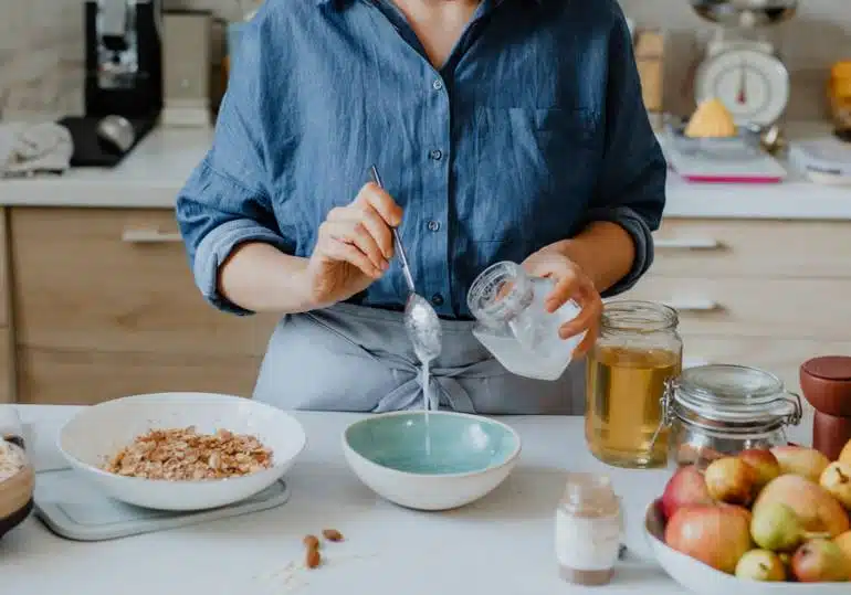 Bouteille d'huile de coco et aliments
