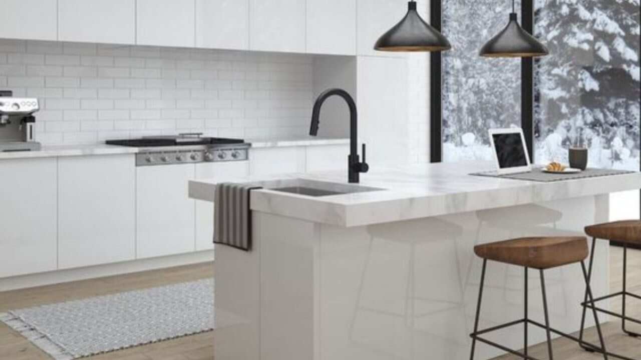 Placards de cuisine avant nettoyage montrant des traces de graisse