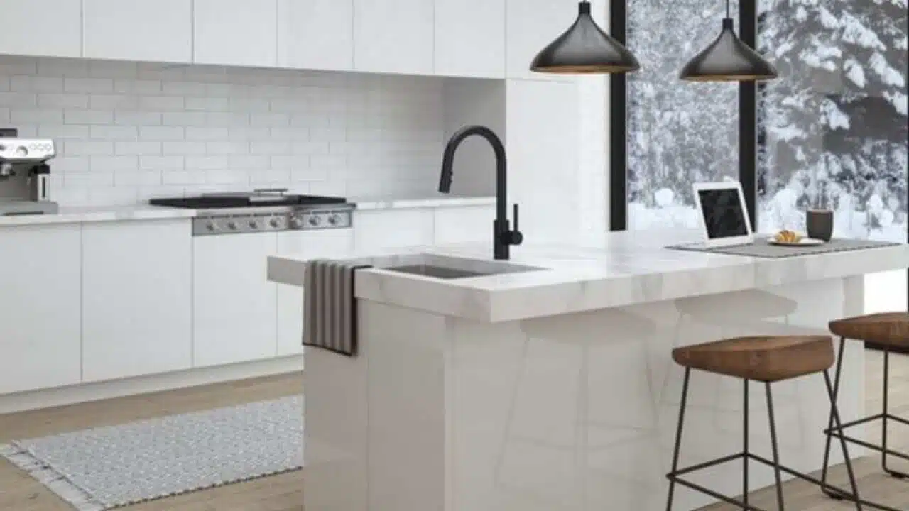 Placards de cuisine avant nettoyage montrant des traces de graisse